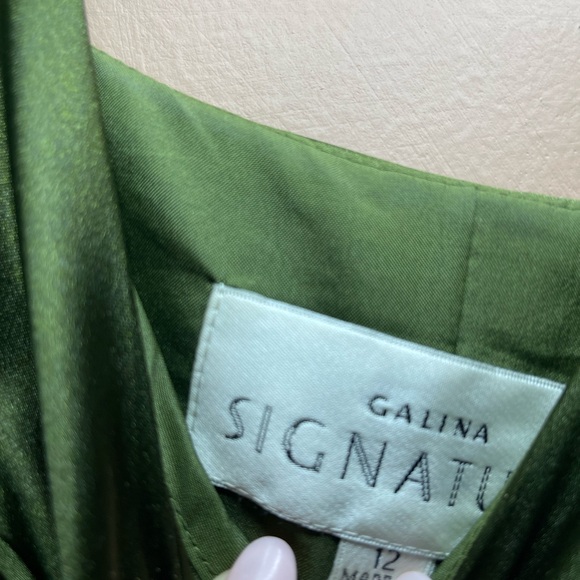 GALINA SIGNATURE
charmeuse draped strappy dress olive size 12 - Picture 4 of 5